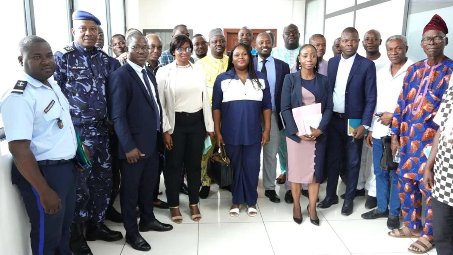 Groupe de responsables et agents en réunion officielle, Bénin