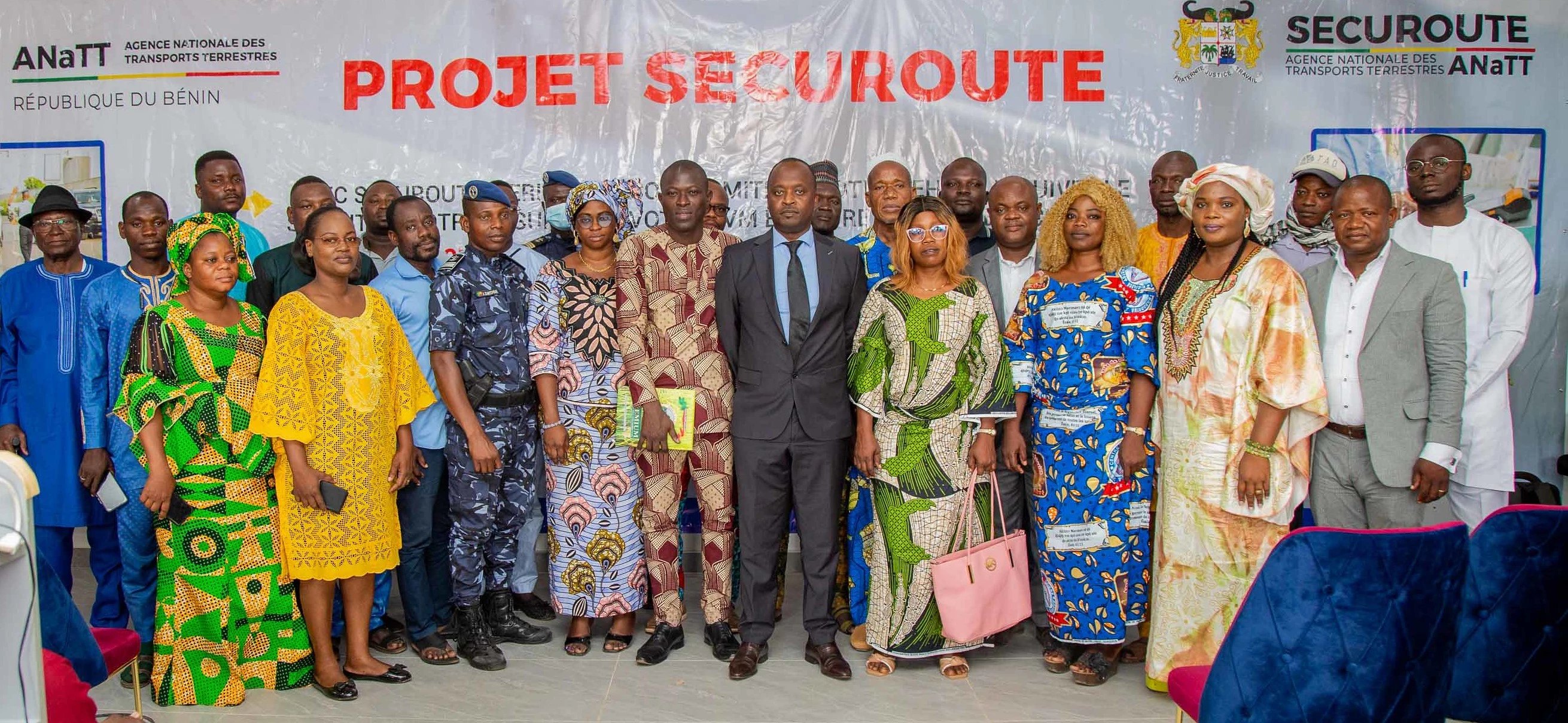 Photo de groupe officielle devant la bannière Projet Securoute ANaTT Bénin