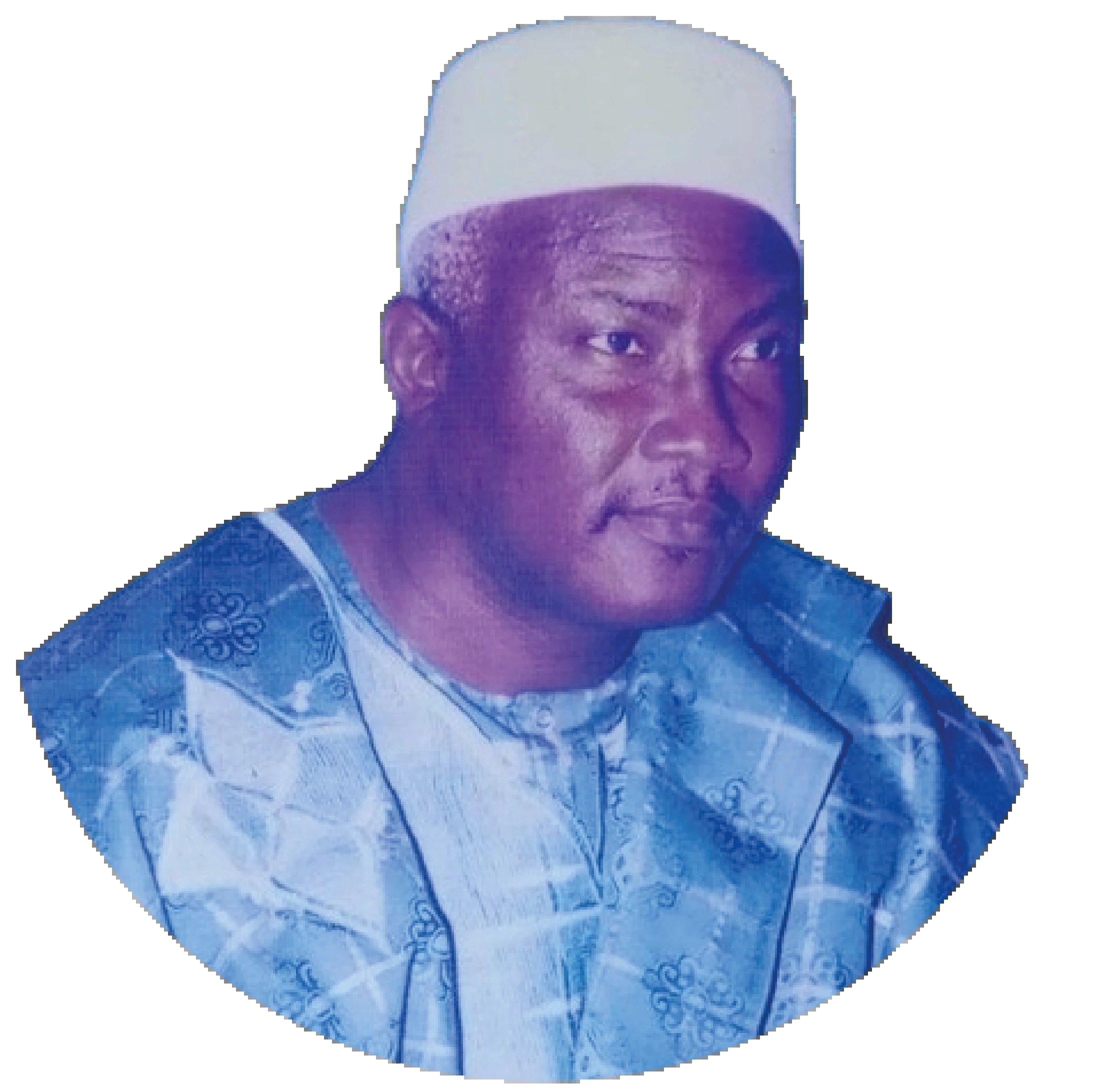 Portrait d'un homme en boubou bleu brodé et coiffe blanche