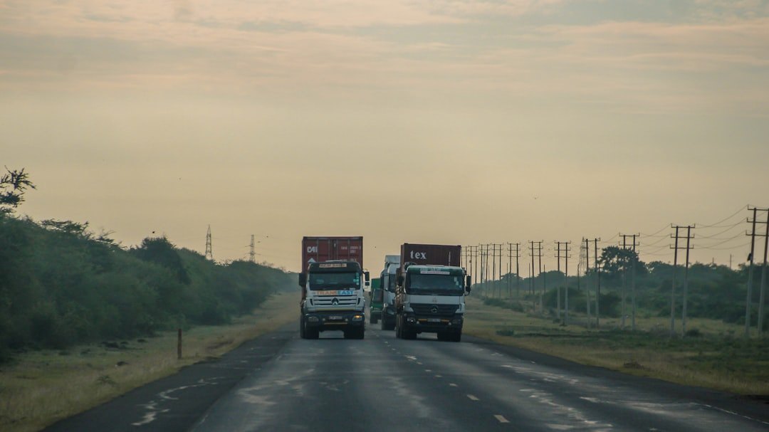 Convoi de camions de transport de marchandises sur route africaine